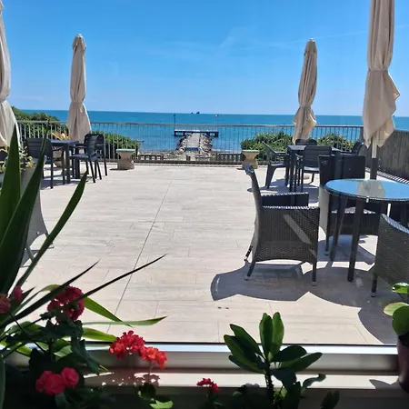Апартаменты Flat On The Front With Private Spot Included